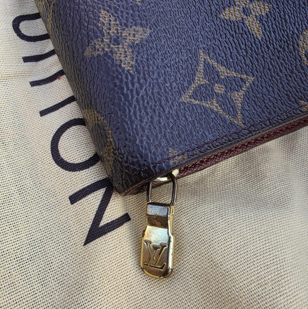 Louis Vuitton Monogram Zip Around Wallet Monogram Canvas. Date Code TH0065 - Picture 11 of 17